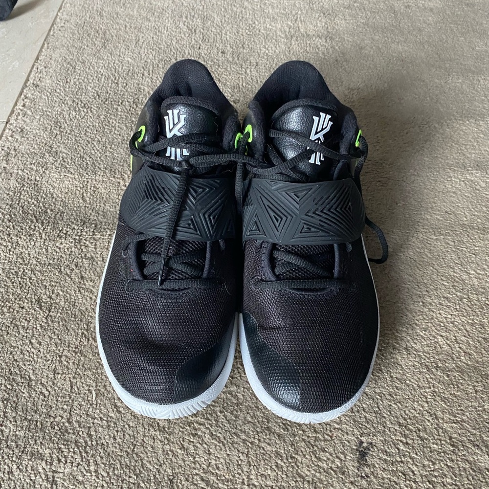 Nike Kyrie Flytrap 3 shoes size 9.5 mens